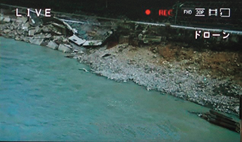 無人航空機型映像撮影伝送システムにより　撮影・伝送された河川の氾濫状況