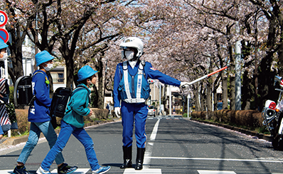 小学校の始業式。警察官が見守ります。（東京都、令和2年4月）