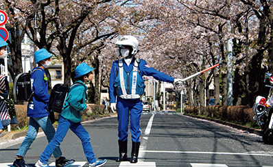 小学校の始業式。警察官が見守ります。(東京都、令和2年4月)