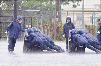大雨の中でも警備訓練(静岡県、令和2年7月)