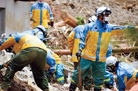 豪雨災害現場における救助活動（熊本県、令和2年7月）