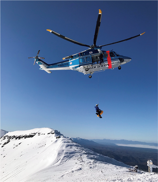 ヘリコプターで山岳遭難者の救助に向かう様子（北海道、令和元年10月）