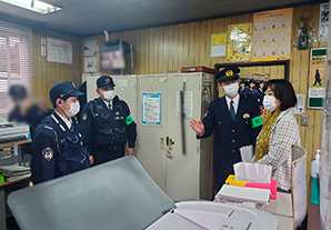 交番を視察する国家公安委員会委員