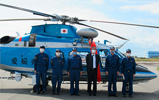 航空基地を視察する愛媛県公安委員会委員