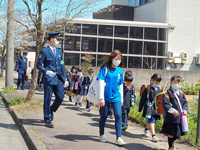 大学生ボランティアによる登下校時の見守り活動