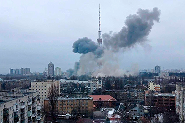 ロシアからの攻撃を受け煙を上げるキーウ中心部のテレビ塔(AFP=時事)