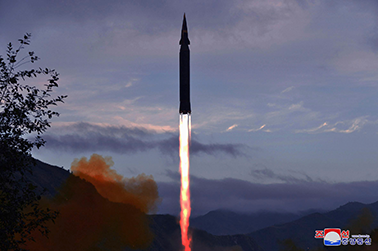 北朝鮮が「極超音速ミサイル『火星8』型」と称するミサイルの発射(写真提供:朝鮮中央通信=共同)