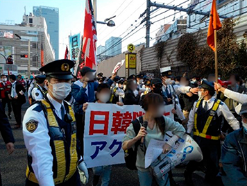 右派系市民グループのデモ（2月、東京）