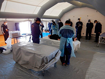 多数死体取扱訓練の状況(死体は模擬)