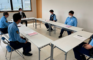 交番勤務員等と意見交換を行う国家公安委員会委員