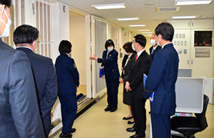 留置施設を視察する東京都公安委員会委員