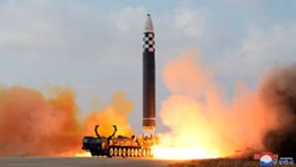 北朝鮮が「火星17」型と称するミサイルの発射(朝鮮通信)