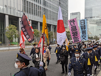 右派系市民グループのデモ(2月、東京)