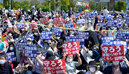 憲法改正に対する抗議行動（共同通信社）