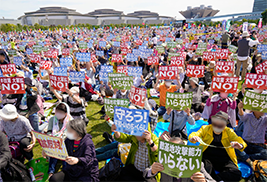 憲法改正に対する抗議行動(共同通信社)
