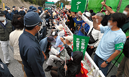 移設工事に対する抗議行動(時事通信社)
