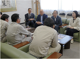 外国人実習生について説明を受ける国家公安委員会委員