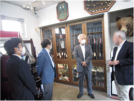 銃砲店の視察を行う北海道旭川方面公安委員会委員