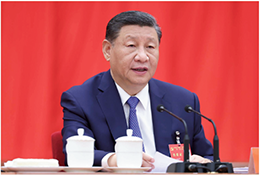 中国共産党中央委員会全体会議で演説を行う習近平国家主席（中国通信／時事通信）