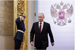 通算5期目の就任式に臨むプーチン大統領（共同通信）