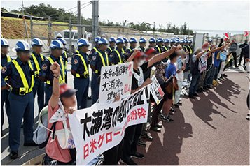 移設工事に対する抗議行動（時事通信）