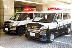 新型警光灯を搭載したパトカー
