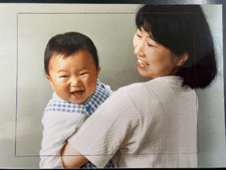 母の腕に抱かれて