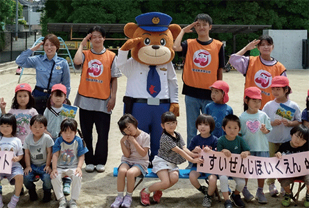 ビブスを活用した広報啓発活動の様子