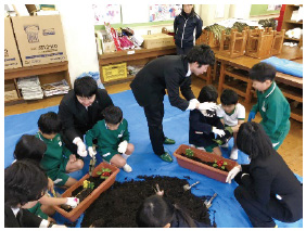 同級生を亡くした児童に対する支援（花植え）