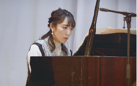 松井咲子さんによるピアノ伴奏