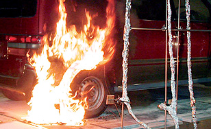 自動車の燃焼実験 熱流束計（写真手前右側）により火炎からの放射熱を測定している様子
